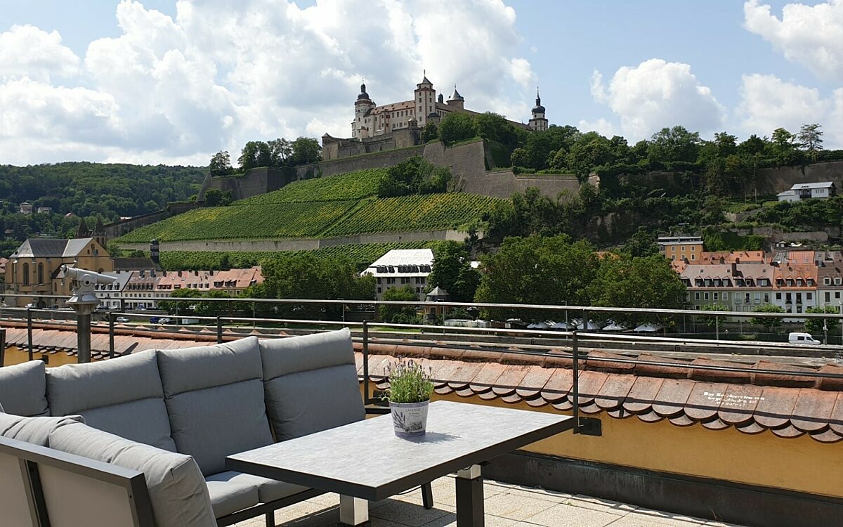 Rooftop Bar Hoch 3 Skylounge Würzburg Blick auf die Festung Rooftop Bar Hoch 3 Skylounge Würzburg Blick auf die Festung